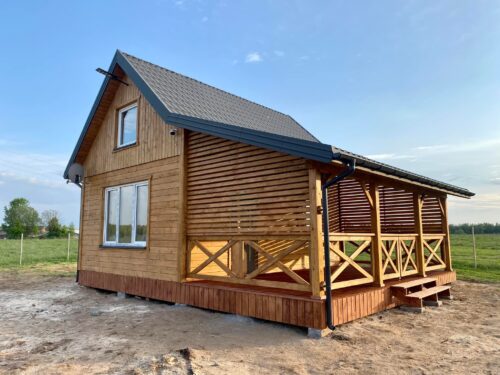 Drewniany dom z tarasem